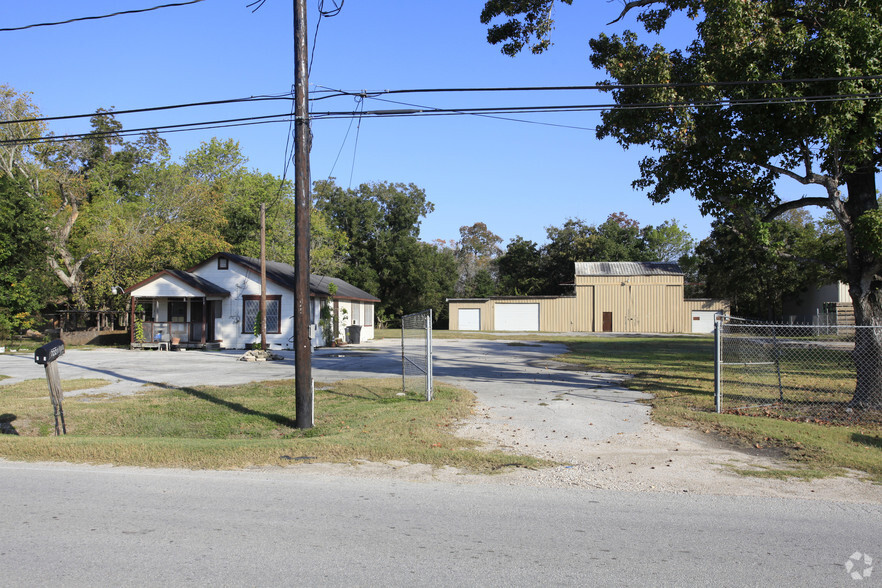 7221 - 7231 Almeda Genoa portfolio of 2 properties for sale on LoopNet.com - Primary Photo - Image 1 of 2