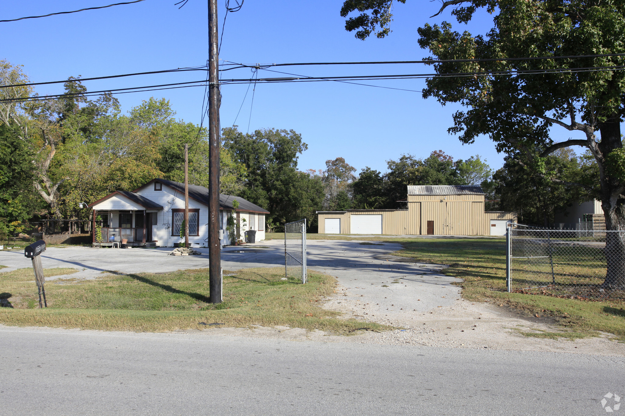 7221 - 7231 Almeda Genoa portfolio of 2 properties for sale on LoopNet.com Primary Photo- Image 1 of 3