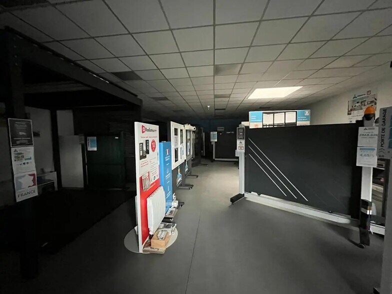 Retail in Besançon for lease - Interior Photo - Image 2 of 4