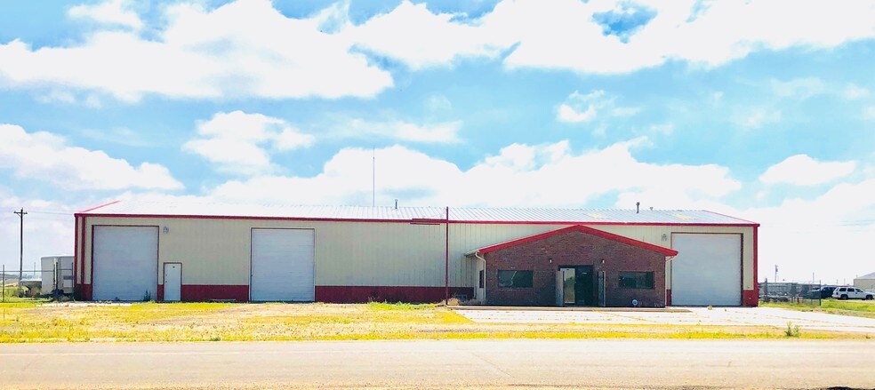 240 N Airlinks Dr, Garden City, KS for sale - Building Photo - Image 1 of 1