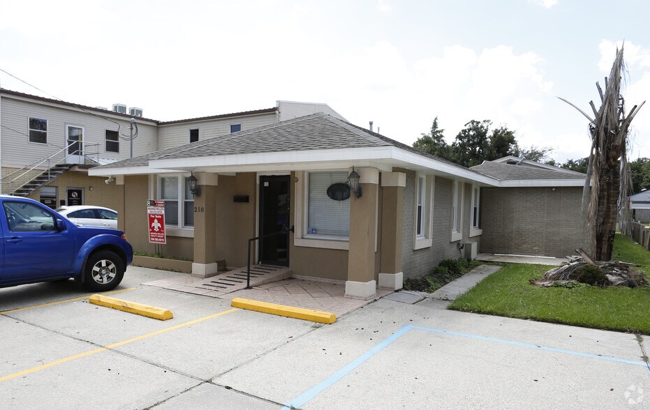 210 W Judge Perez Dr, Chalmette, LA 70043